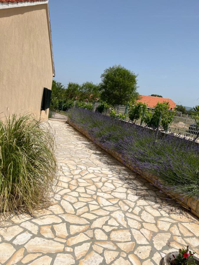 Runaway Cottage Unesic Exterior foto